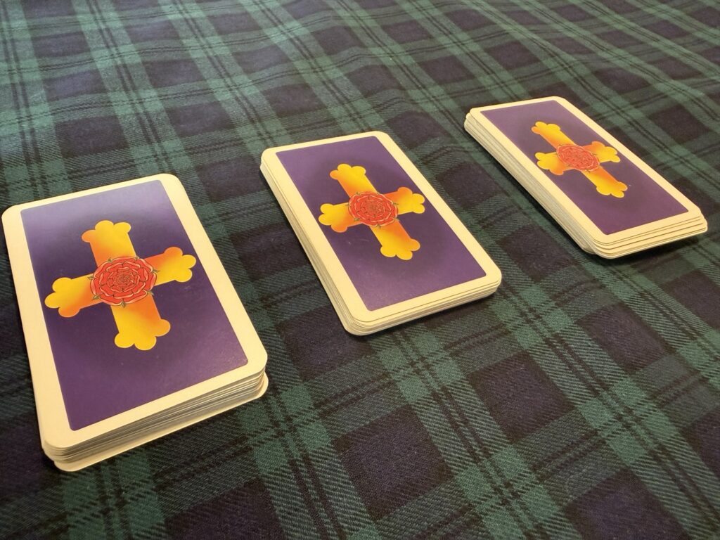 裏向きのタロットカードを3つの山に分けた様子