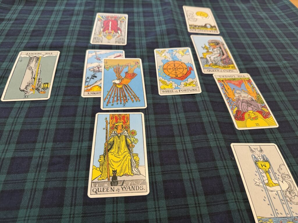 正位置と逆位置のタロットカードを組み合わせて展開した様子